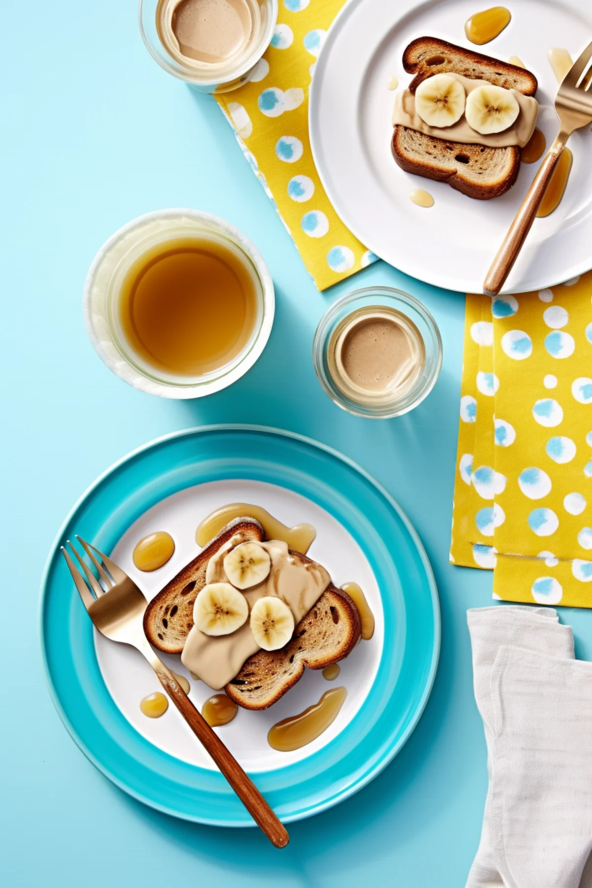 Whole Grain Toast with Hazelnut Spread and Sliced Bananas_001